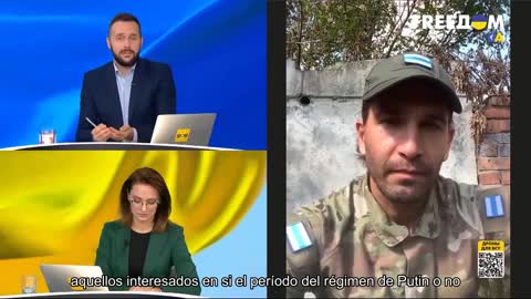 Un luchador de la Legión "Libertad de Rusia" con el distintivo de llamada César ofrece a las "turba