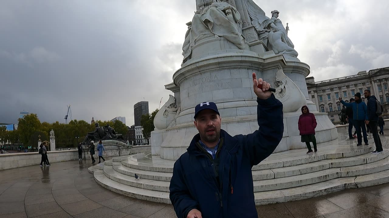 Vlog at a monument by Buckingham palace. London. 8th Nov 2022