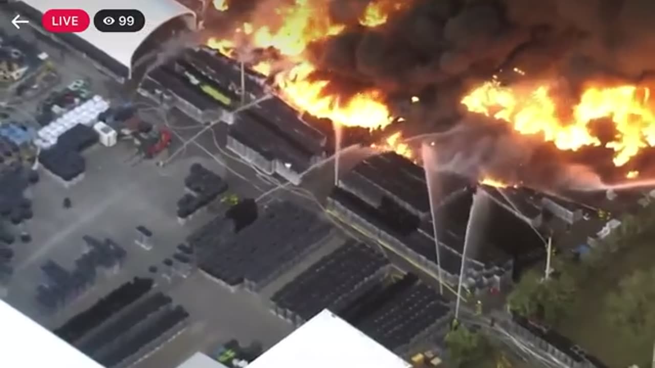 Large 5 acre warehouse fire breaks out in Kissimmee, Florida.