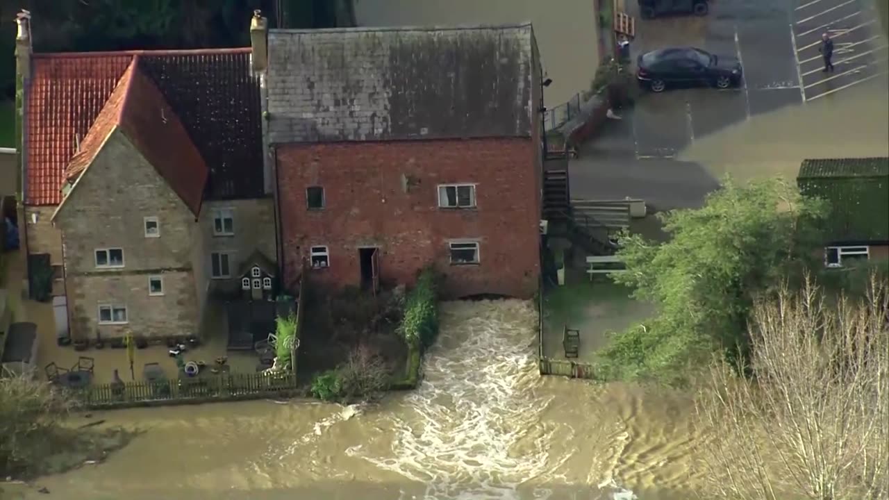 Floods engulf parts of England's Northamptonshire