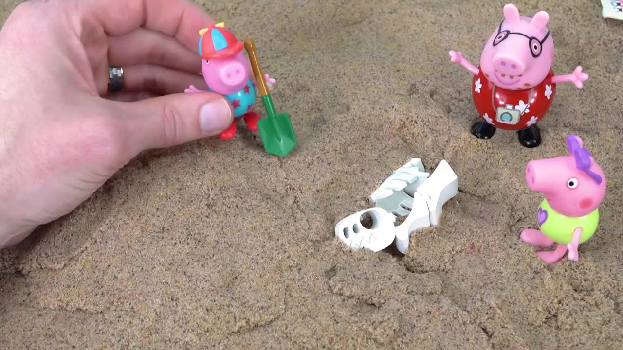 Peppa Pig at the Beach finds Dinosaur Fossils Toy Learning Video for Kids!