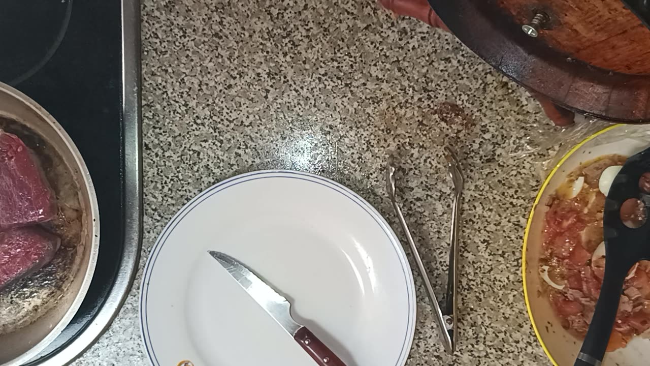 Top nocht beef medals with pipirrana salad