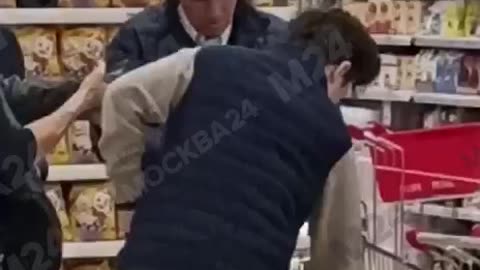 Tucker Carlson grocery shopping in Moscow? 😱