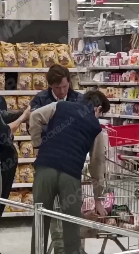 Tucker Carlson grocery shopping in Moscow? 😱