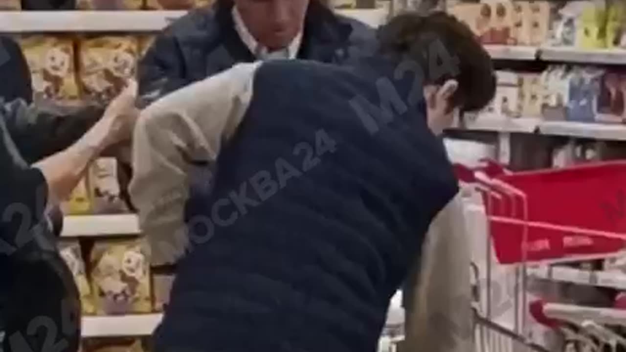 Tucker Carlson grocery shopping in Moscow? 😱