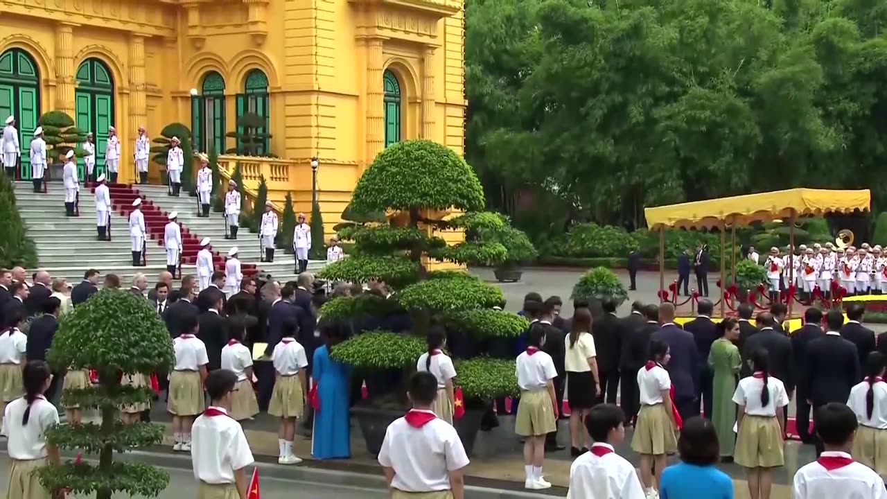 Vietnam welcomes Putin to Hanoi with a military band