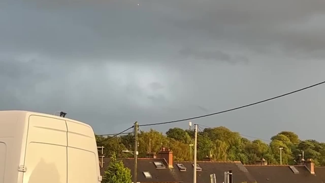 Apparent UFO Sighting in Daylight