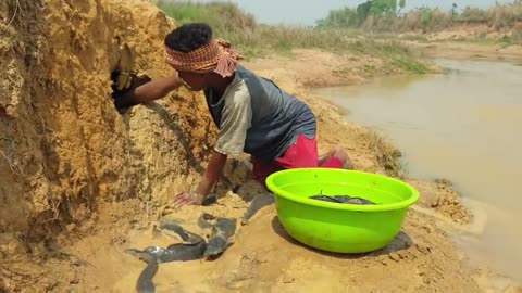 Really Amazing Traditional Fishing In RIVER DRY Place Excellent Search Catch By Hand