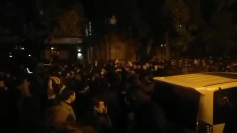 Адгур Ардзынба сообщил сторонникам, что он собирается на переговоры в парламент