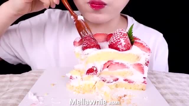 ASMR STRAWBERRY WHIPPED CREAM CAKE 키친205 생크림 딸기밭 케이크 EATING SOUNDS MUKBANG 디저트먹방