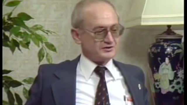 Yury Bezmenov formatore propagandistico KGB :Siete stati educati ad essere "Demoralizzati"