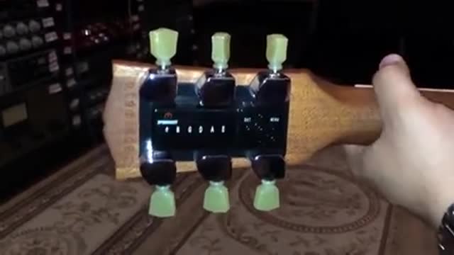 auto tuning guitar