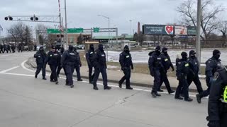 Canadian police, move in towards protesters blocking the US-Canada border