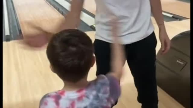 Smoothest handshake ever 😳🤣