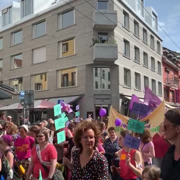 Mujeres salieron a las calles de Suiza para defender el salario igualitario