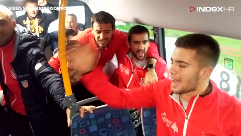 Raspjevani zlatni tenisači u busu na putu prema glavnom Trgu