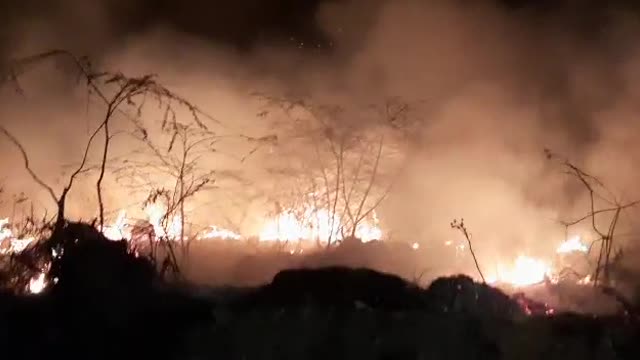 Un incendio en la vía alterna a San Gil generó emergencia la madrugada de este miércoles