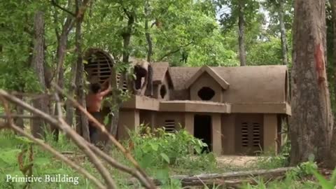 Construção primitiva com piscina