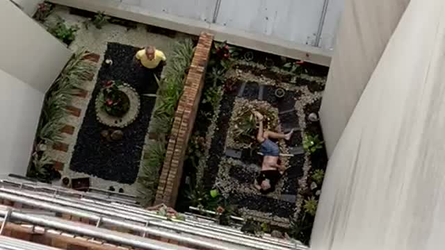 Joven cae de un edificio en bucarmanga