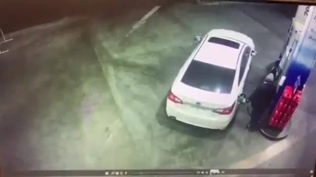 Old men sprays petrol on robbers at gas station