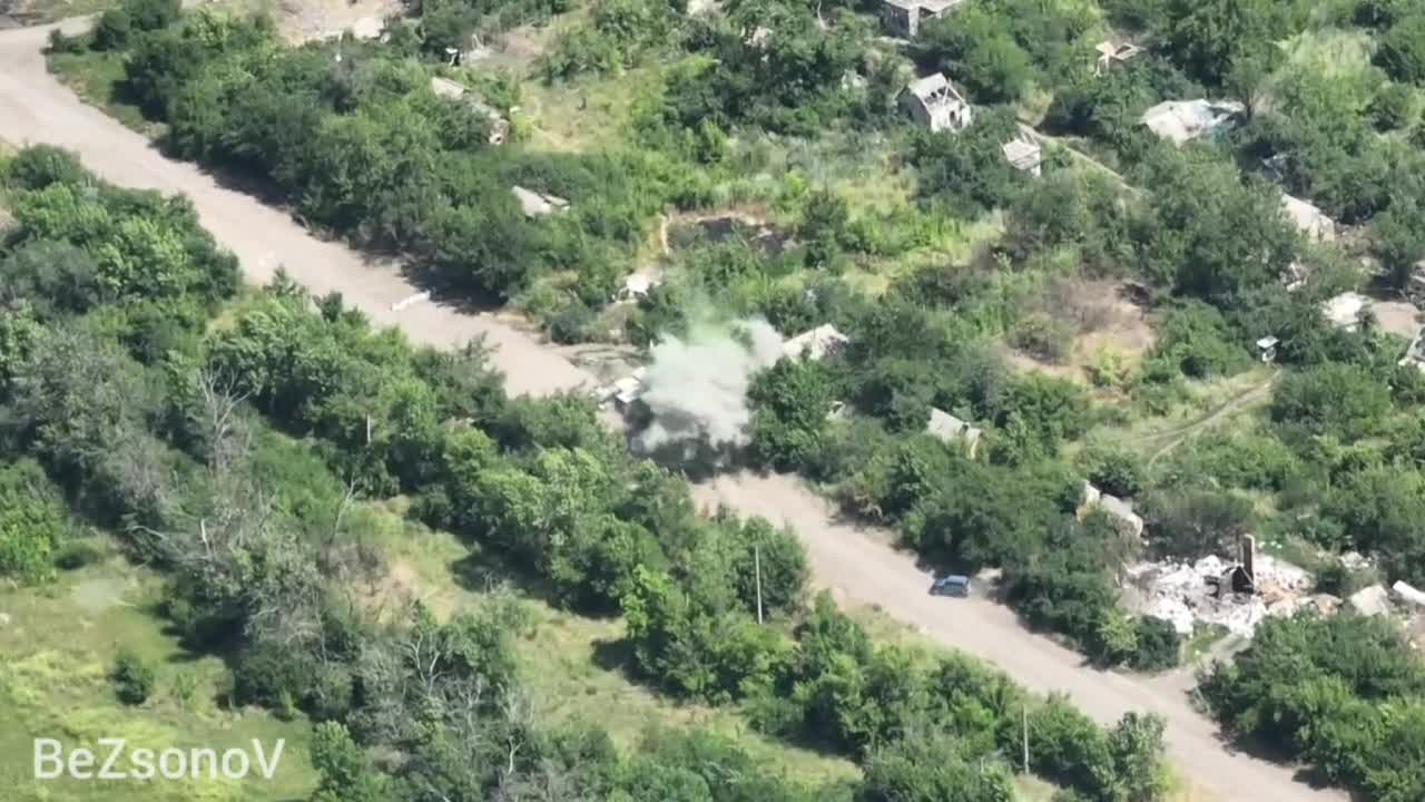 Ukraine War - Russian artillery destroys Ukrainian positions