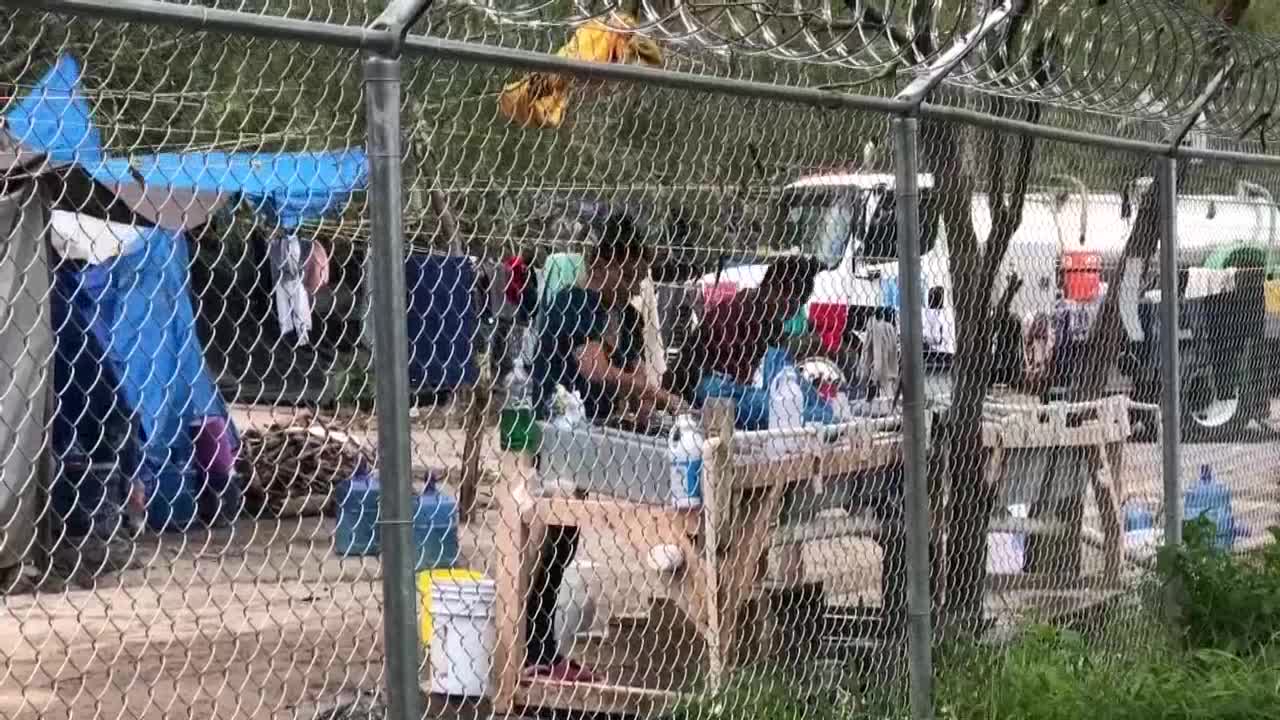 Sin muro, migrantes varados en Tijuana ven una esperanza para llegar a EE.UU.