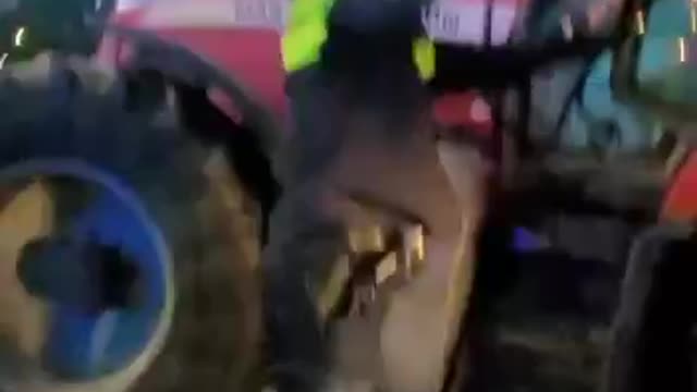 Dutch police going in hard on farmers with guns pointing at them