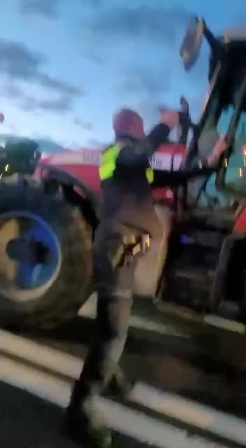 Dutch police going in hard on farmers with guns pointing at them