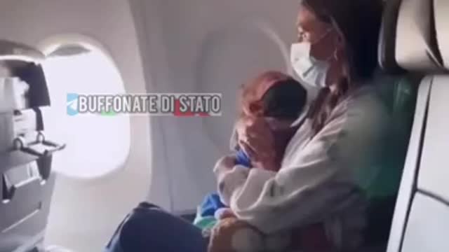Bimbo asmatico di 2 anni, rifiuta la museruola in volo