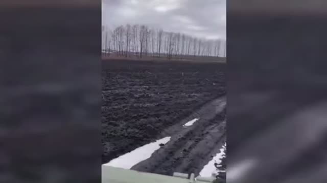 Russian tank and Ukrainians