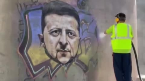 In Barcelona, ​​utility workers are washing away graffiti depicting Zelensky