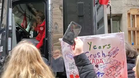 Protesters for Freedom Give Hugs and Thanks to the Truckers in Toronto, Canada 🇨🇦