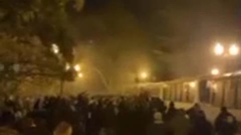 Протестующие начали штурм баррикад из автобусов и пытаются пройти за периметр ограждений.