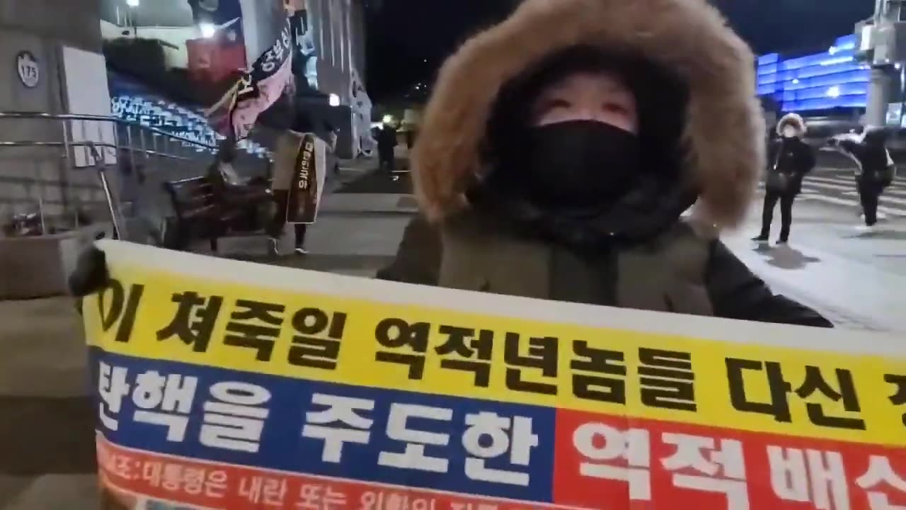 20210129_V3_S01(Brn_0e7jEcA)물렁물렁해요 저들이! 멀리 안갈것 같아요! 보안대장이면 보안대장답게, 세종문화회관 앞에서