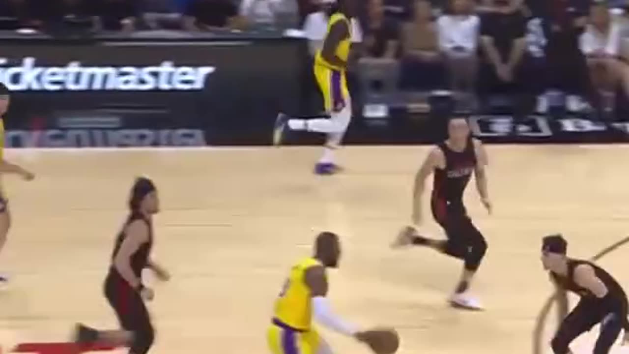 LeBron goes locomotive mode in transition