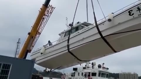 The boat fell from the crane