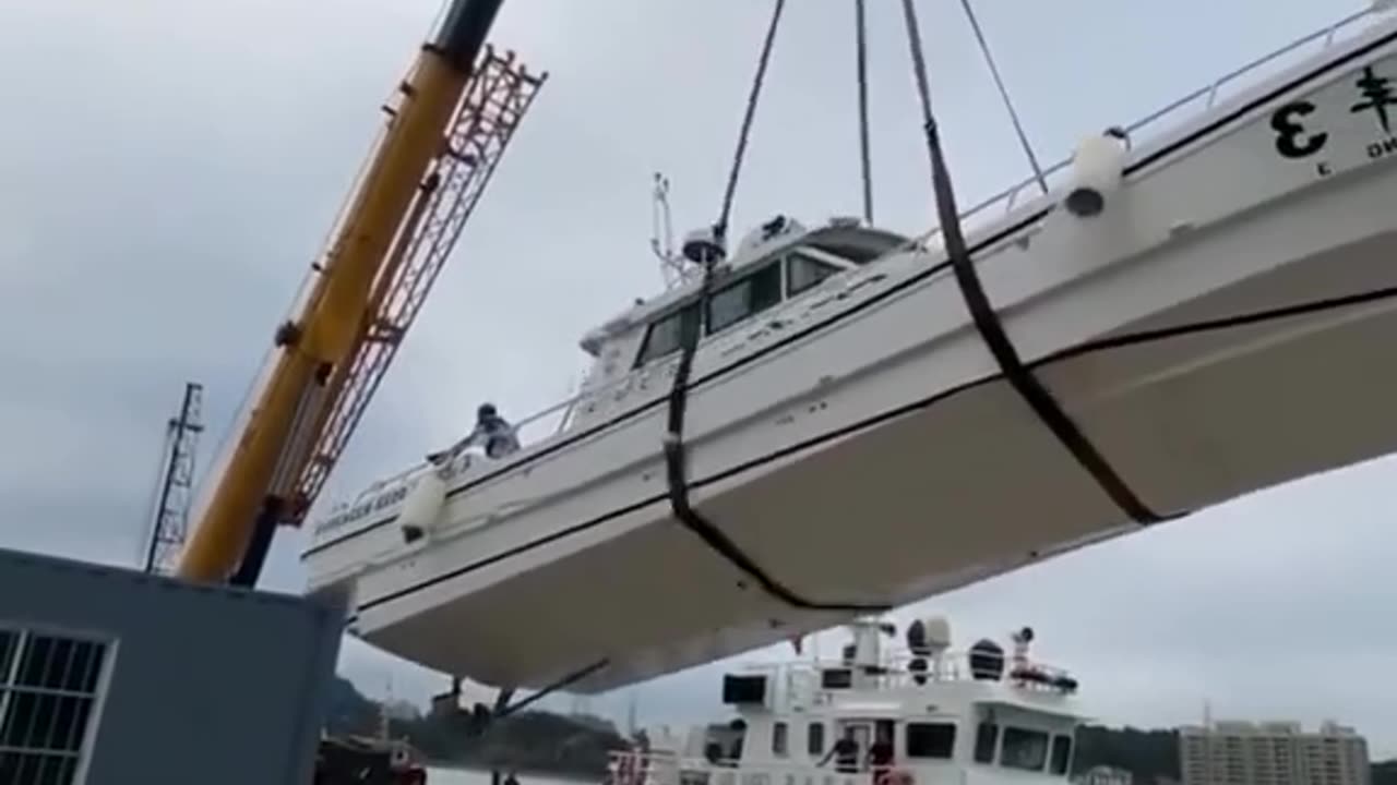 The boat fell from the crane