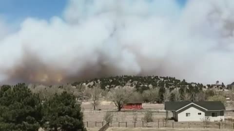 Hundreds, of Homes Threatened by ,Fast-Moving Wildfire