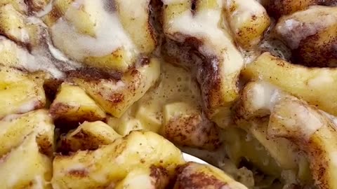 Slow Cooker Apple Cinnamon Rolls
