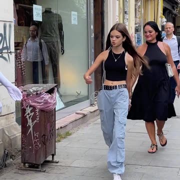 Please do not touch the mannequin 😂💃😂