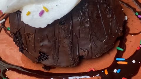 YUMMY COCO CHOCOLATE MOUNTAIN FUDGE CAKE!! IN VEGAS!!!