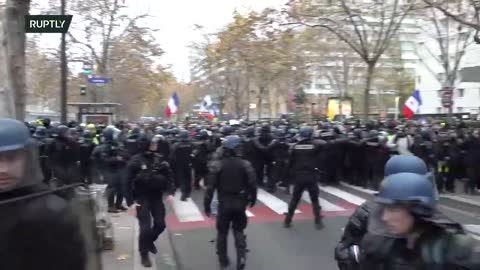 LIVE: Paris / France - Yellow Vests take to streets to mark movement's 3rd anniversary - 20.11.2021