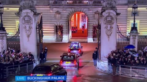 Queen Elizabeth’s coffin arrives at Buckingham Palace.