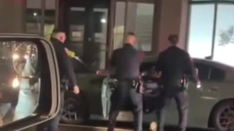 Driver Fights Off Three NYPD Officers and Escapes