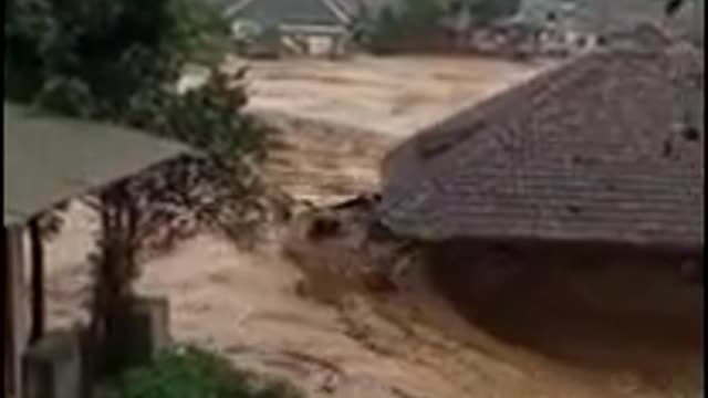 Banjir Bandang Hancur Rumah Warga