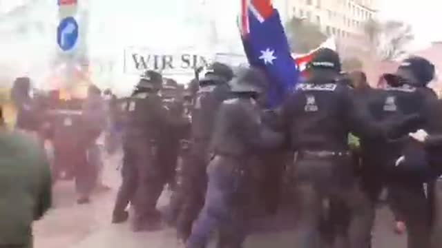 Austria: vaccine mandate protesters break police line Dec. 4, 2021