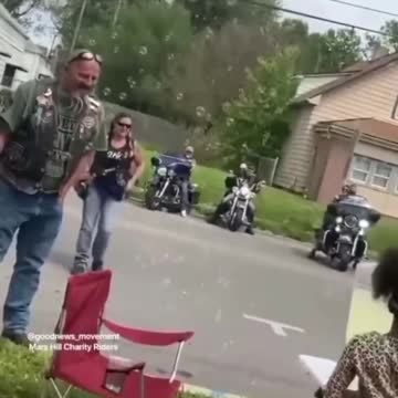 Bikers stop for lemonade in Indiana