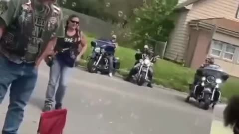 Bikers stop for lemonade in Indiana