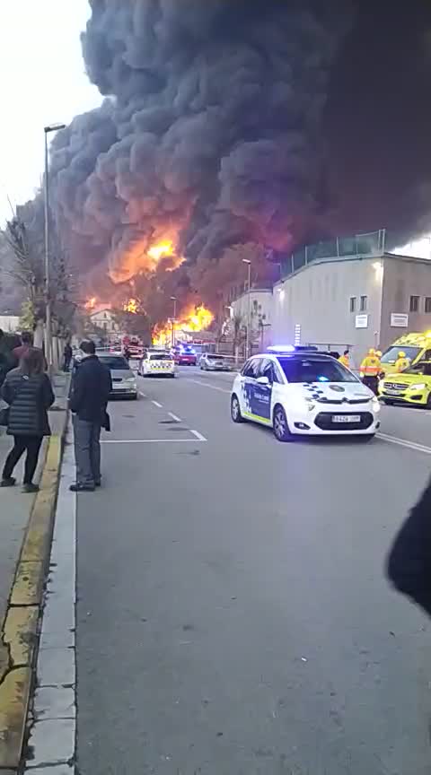 Desalojan a 250 personas por el incendio de Montornès (Barcelona) (2)
