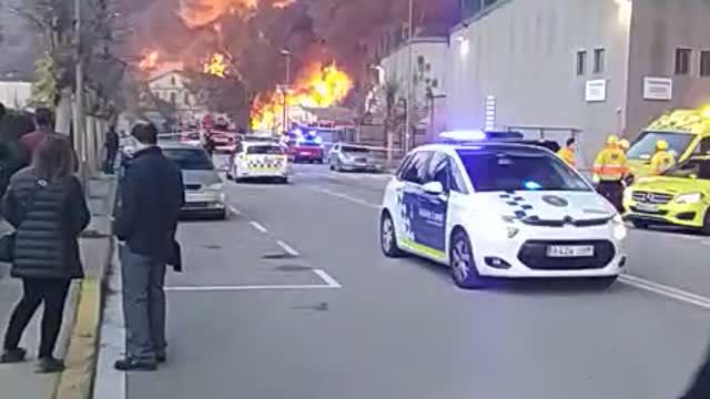 Desalojan a 250 personas por el incendio de Montornès (Barcelona) (2)